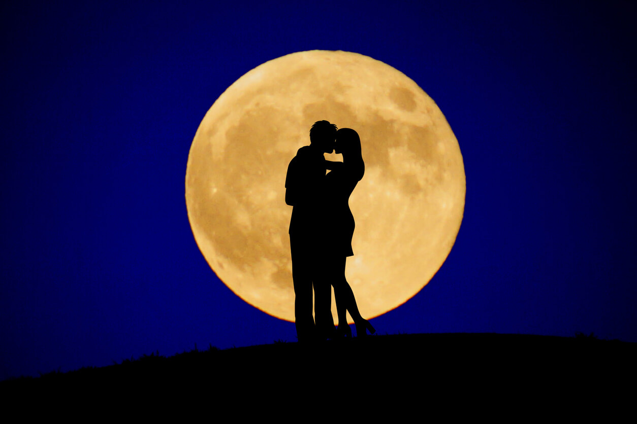 月が綺麗ですね の意味は 相手からの愛の告白かも 上手な返し方を紹介 うらなえる 運命の恋占い