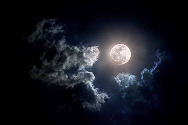 夢占い｜月の夢、満月の夢、三日月の夢の意味は？大きさ別に解説